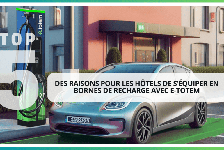 une voiture électrique devant un hôtel qui charge sur une borne de recharge e-Totem