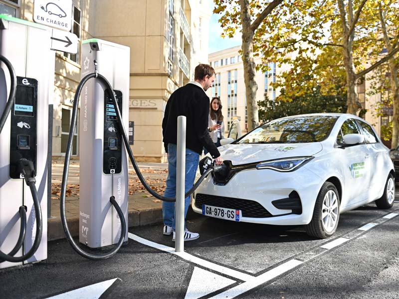Borne de recharge e-Totem installée en voirie pour collectivités à Montpellier