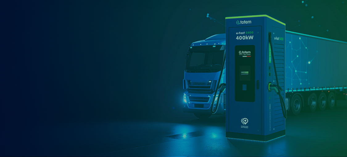 Camion électrique en recharge sur une borne rapide e-Totem e-Fast S400 de 400 kW