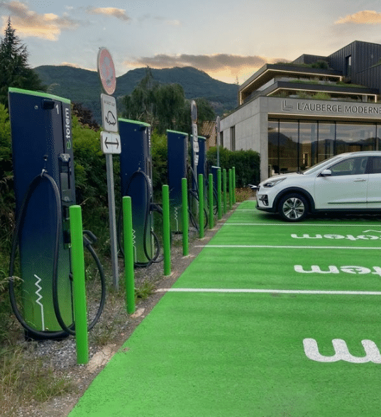 Bornes de recharge devant l’Auberge Moderne