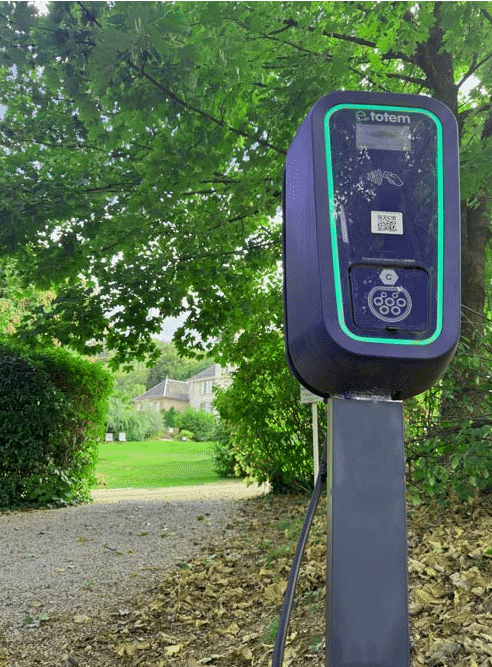 Borne de recharge e-Totem personnalisable dans un environnement hôtelier